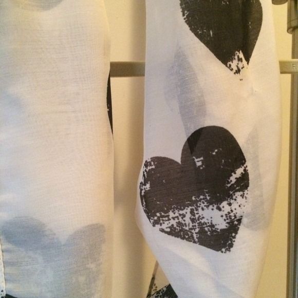 💫white sheer heart scarf💫buy 1 for 8$ /2 for 13$ - Picture 2 of 3